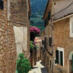 Enrique Arce Instagram - Hoy he recorrido alguno de los pueblos de la Sierra de Tramontana, en Mallorca, donde me encuentro grabando un nuevo proyecto : The Mallorca Files Estos cuatro municipios, Fornalutx, Valldemossa, Sóller y Deiá, son una verdadera maravilla para los sentidos Al llegar a este último, Deiá, he tenido la sensación extraña y poderosa de haber estado allí antes, como si ya hubiera vivido ese paseo en el pasado, y me temo que no soy el único y que esto le ocurre a mucha gente, por eso, la ciencia, muy acertadamente, decidió en su día denominar a este extraño acontecimiento de sincronicidad: DEIA VU, que significa literalmente: en este pueblo yo ya he estao, en francés #visitandomallorca #actortraveller