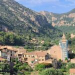 Enrique Arce Instagram - Hoy he recorrido alguno de los pueblos de la Sierra de Tramontana, en Mallorca, donde me encuentro grabando un nuevo proyecto : The Mallorca Files Estos cuatro municipios, Fornalutx, Valldemossa, Sóller y Deiá, son una verdadera maravilla para los sentidos Al llegar a este último, Deiá, he tenido la sensación extraña y poderosa de haber estado allí antes, como si ya hubiera vivido ese paseo en el pasado, y me temo que no soy el único y que esto le ocurre a mucha gente, por eso, la ciencia, muy acertadamente, decidió en su día denominar a este extraño acontecimiento de sincronicidad: DEIA VU, que significa literalmente: en este pueblo yo ya he estao, en francés #visitandomallorca #actortraveller