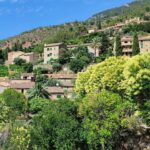 Enrique Arce Instagram - Hoy he recorrido alguno de los pueblos de la Sierra de Tramontana, en Mallorca, donde me encuentro grabando un nuevo proyecto : The Mallorca Files Estos cuatro municipios, Fornalutx, Valldemossa, Sóller y Deiá, son una verdadera maravilla para los sentidos Al llegar a este último, Deiá, he tenido la sensación extraña y poderosa de haber estado allí antes, como si ya hubiera vivido ese paseo en el pasado, y me temo que no soy el único y que esto le ocurre a mucha gente, por eso, la ciencia, muy acertadamente, decidió en su día denominar a este extraño acontecimiento de sincronicidad: DEIA VU, que significa literalmente: en este pueblo yo ya he estao, en francés #visitandomallorca #actortraveller