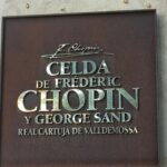 Enrique Arce Instagram - Hoy he recorrido alguno de los pueblos de la Sierra de Tramontana, en Mallorca, donde me encuentro grabando un nuevo proyecto : The Mallorca Files Estos cuatro municipios, Fornalutx, Valldemossa, Sóller y Deiá, son una verdadera maravilla para los sentidos Al llegar a este último, Deiá, he tenido la sensación extraña y poderosa de haber estado allí antes, como si ya hubiera vivido ese paseo en el pasado, y me temo que no soy el único y que esto le ocurre a mucha gente, por eso, la ciencia, muy acertadamente, decidió en su día denominar a este extraño acontecimiento de sincronicidad: DEIA VU, que significa literalmente: en este pueblo yo ya he estao, en francés #visitandomallorca #actortraveller