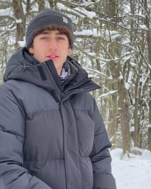 Enzo Krieger Instagram - Eu acho esse cenário mt lindo, de vdd❄️🌲