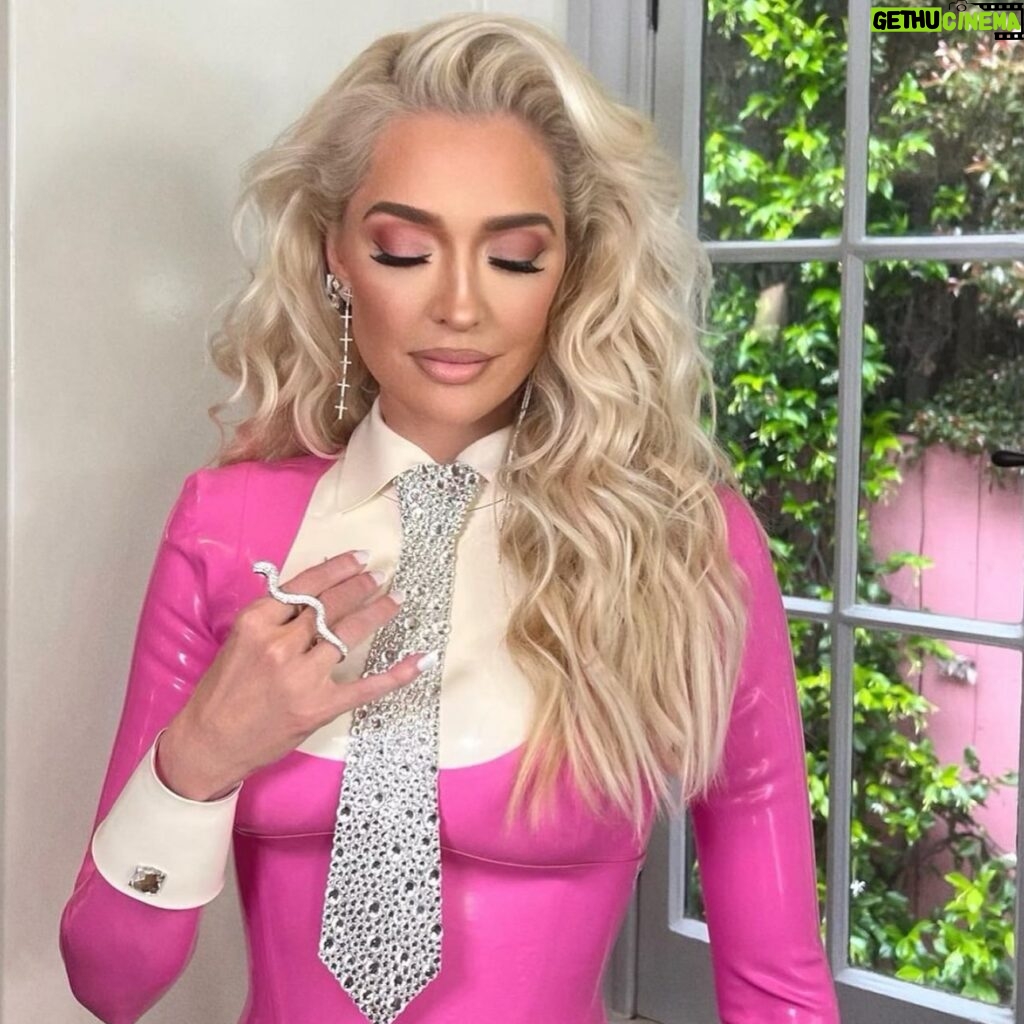 Erika Jayne Instagram - 🚨 I’m going LIVE tonight on Instagram during the east coast airing of #RHOBH 💎We have lots to discuss!!!! See you soon 🩷 @bravotv