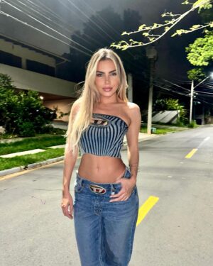 Erika Schneider Instagram - @diesel 💙
Gostam de looks assim All Jeans?