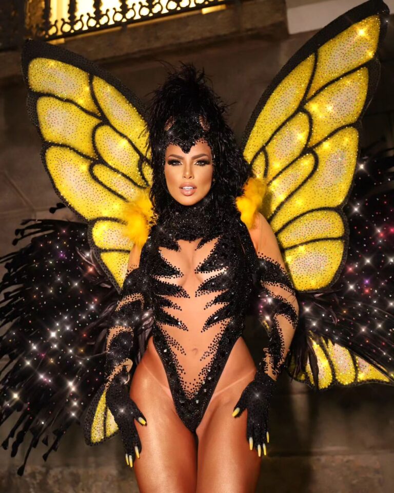 Erika Schneider Instagram - Não é a Beyoncé! A abelha-rainha do Carnaval é Erika Schneider 🐝 A musa da Porto da Pedra está atravessando a Sapucaí com muito brilho e beleza, como manda o figurino. A gata já havia arrasado no Anhembi e agora é hora de dar o nome na passarela mais famosa do samba. Brilha demais ✨️ 📷: Leandro Muller