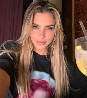 Erika Schneider Instagram - Um pouco do que rolou nos stories pra vcs no feed! 
Teve de tudo um pouco: Aula de tiro, karaokê, muita resenha.. Mas o principal: mta Risada e felicidade! 🤍