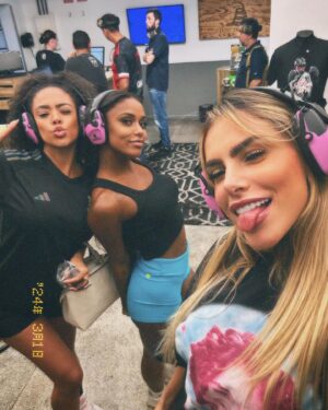 Erika Schneider Instagram - Um pouco do que rolou nos stories pra vcs no feed! 
Teve de tudo um pouco: Aula de tiro, karaokê, muita resenha.. Mas o principal: mta Risada e felicidade! 🤍
