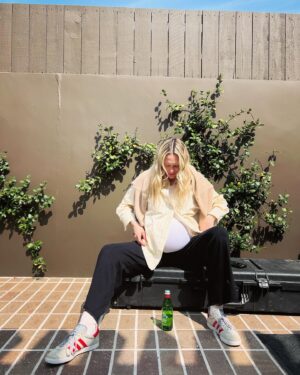 Erin Foster Instagram - I only signed up to be pregnant during the winter months. Spring has sprung and I’m not looking to show more skin.