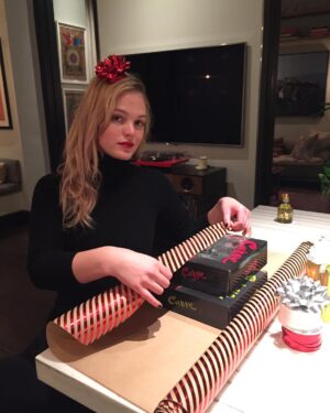 Erin Heatherton Instagram - The gift that keeps on giving ✨🎄🎁 @CurveFragrances #BrandAmbassador