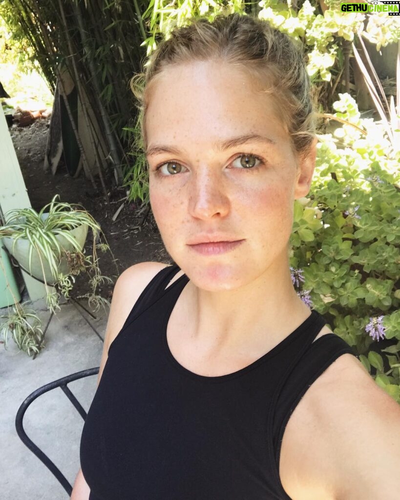 Erin Heatherton Instagram - Chillin in the garden 🌾🌺🌵🤗