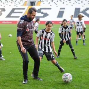 Erkan Kolçak Köstendil Instagram - Bugün Vodafone’un desteği ile hayallerinin peşinden koşmaya #BenVarım diyen kız çocukları ile Vodafone Park'taydım. Okuyan, spor yapan, kız çocuklarımızın yani bu ülkenin geleceğinin yanındayız. 

@vodafonetr @vodafonepark
#BenVarım #ortaklık