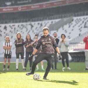 Erkan Kolçak Köstendil Instagram - Bugün Vodafone’un desteği ile hayallerinin peşinden koşmaya #BenVarım diyen kız çocukları ile Vodafone Park'taydım. Okuyan, spor yapan, kız çocuklarımızın yani bu ülkenin geleceğinin yanındayız. 

@vodafonetr @vodafonepark
#BenVarım #ortaklık