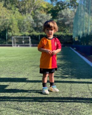 Erkan Kolçak Köstendil Instagram - Önüne formalar kondu ..
Bursaspor’la ilgili sözler alındı ..
Dedelerinin takımını , Metin Oktay’ın yolunu seçti 🦁🐊
#metinoktay