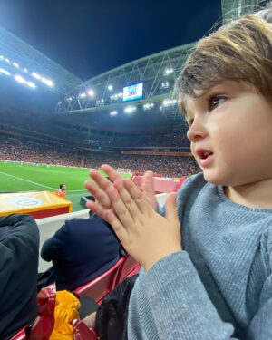 Erkan Kolçak Köstendil Instagram - Önüne formalar kondu ..
Bursaspor’la ilgili sözler alındı ..
Dedelerinin takımını , Metin Oktay’ın yolunu seçti 🦁🐊
#metinoktay