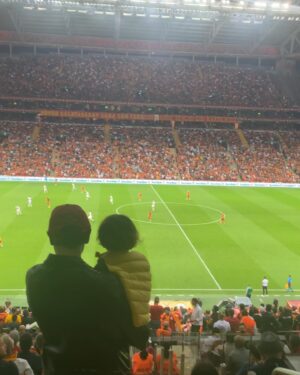 Erkan Kolçak Köstendil Instagram - Önüne formalar kondu ..
Bursaspor’la ilgili sözler alındı ..
Dedelerinin takımını , Metin Oktay’ın yolunu seçti 🦁🐊
#metinoktay