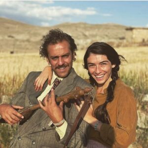 Erkan Kolçak Köstendil Instagram - Gönül / Heartsong
Netflix’te/ on Netflix

#hazarergüçlü #bülenteminyarar 
#sevvalsam 
#aliseçkineralıcı 
#selimbayraktar 
#asiyedinçsoy 
#feritkaya 
#sonercaner 
#netflix