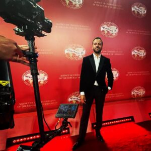Erkan Kolçak Köstendil Instagram - Sıcak ev sahipliğiniz için teşekkürler Özbekistan 🙏🇺🇿Bu tarihi ve kıymetli festivalin yıllar sonra tekrar hayata geçmesini çok değerli buluyorum, Özbekistan'da yeni projelerle buluşmak üzere... 🎥🎞 Beni geceye hazırlayan @yasemineke ve @porteristanbul  ekibine sonsuz sevgilerimle ❤️🌹 #tiffest_official
#uzbekkino_formal
#uzkinematografiya_official