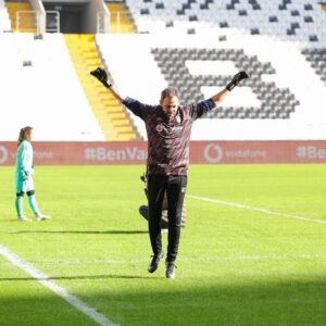 Erkan Kolçak Köstendil Instagram - Bugün Vodafone’un desteği ile hayallerinin peşinden koşmaya #BenVarım diyen kız çocukları ile Vodafone Park'taydım. Okuyan, spor yapan, kız çocuklarımızın yani bu ülkenin geleceğinin yanındayız. 

@vodafonetr @vodafonepark
#BenVarım #ortaklık