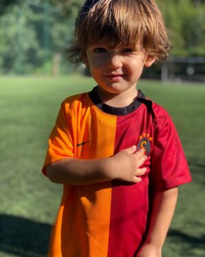 Erkan Kolçak Köstendil Instagram - Önüne formalar kondu ..
Bursaspor’la ilgili sözler alındı ..
Dedelerinin takımını , Metin Oktay’ın yolunu seçti 🦁🐊
#metinoktay