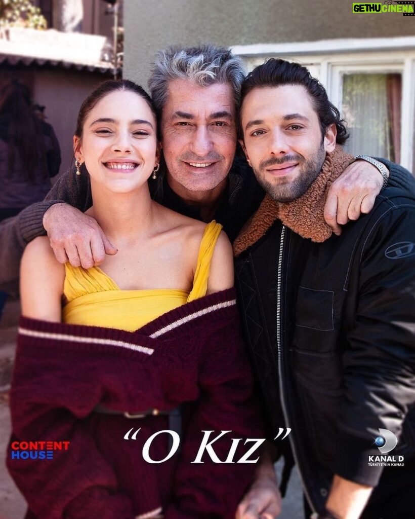 Erkan Petekkaya Instagram - #OKız set çekimlerinde muhteşem üçlü var. Mutluluğun resmini çizemem ama fotoğrafını gösterebilirim❤️ #OKız #KanalD @kanald @erkanpetekkaya @dilindoger @cengizorhonlu