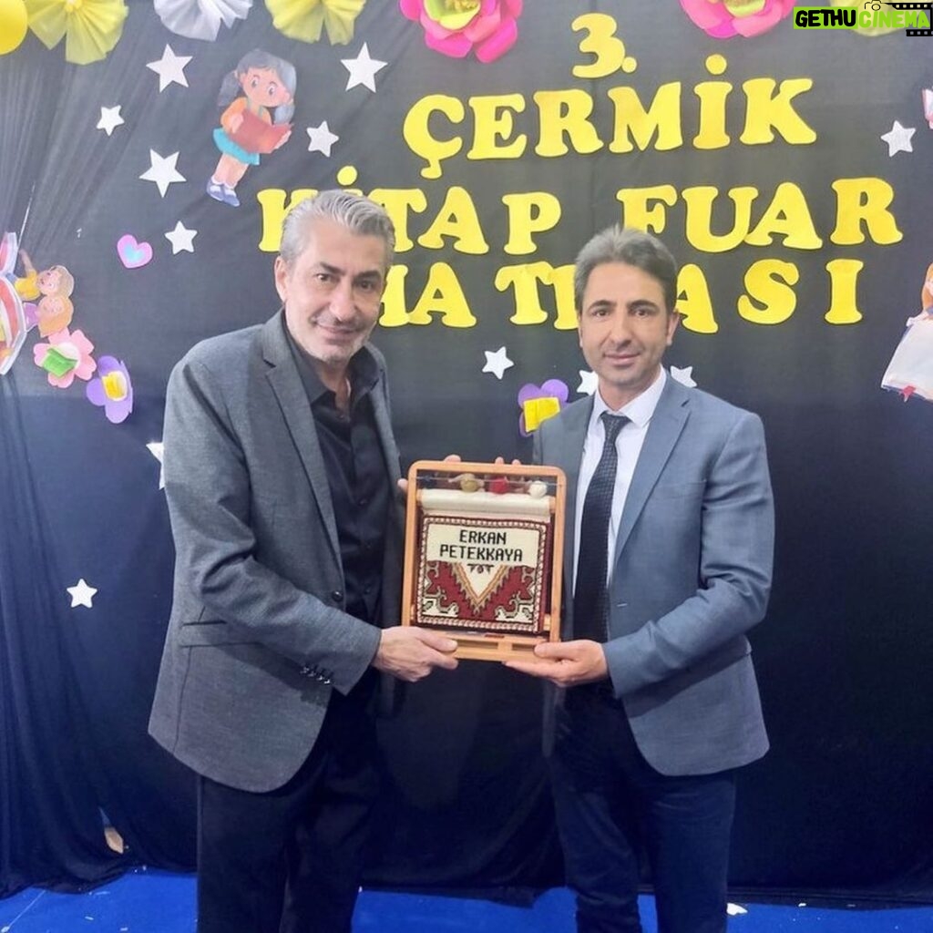 Erkan Petekkaya Instagram - Gençlerimizin bolca kitap okumaları dileklerimle iyi akşamlar selamlar saygılar . #diyarbakır #çermik