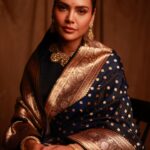 Esha Gupta Instagram - Lucky to have hand downs Photography @ishanzaka Jewels @sanzanyjewels Styled by @stylebyrakhi