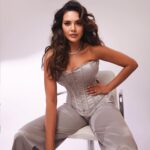 Esha Gupta Instagram - @khelrajaofficial They call me the Khelrani for a reason. 💰👸 Thanks, LSG. ❤️😘🤑