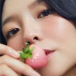 Esom Instagram – 🩵 @malinandgoetz #멜린앤게츠 #스트로베리향수 🍓🍓🍓