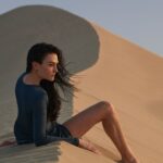 Esra Bilgiç Instagram - “Bir takım ve bütün olarak çölde olsak da saçın ve makyajın kendı başına güneşle mücadele ettiği, fotoğrafçı enstantane ve diyafram arasında kaybolduğu ve nicesinin ortasında kalmış tek başına bir Esra vardı çölde.” Esra Bilgiç’in çölün ortasında olma hissini anlatmasıyla başlayan röportajımız Esquire Bahar sayısında, raflarda. Yayın Yönetmeni: @evirgenumut Röportaj: @evirgenumut Fotoğraf: @muhsinakgunofficial - @evirgenumut Moda Editörü: @dilarabegum Prodüksiyon: @ozgedinc - @senakaynakin Saç: @ibrahimzengin Makyaj: @hakankulturofficial Moda Editörü Asistanı: @toprakgulduran Videographer: @beratcapin Ajans: @karpooz / @idiletisim #Esquire199 "destekleri için özel teşekkürler ...@visitqatar "
