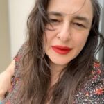 Esra Dermancıoğlu Instagram - Bu akşam saat 8.30 'da yeni afişi, oyuncu kadrosu ve 1.bölüm teaser ile yeni dizimin tanıtımı geliyor... Çok eğlenicez, ve en önemlisi hikayenin bize anlatacağı şeylerden umarım çok şeyler hakkında düşünme fırsatı yakalayacağız... Sizi çok seviyorum 🤖♥️
