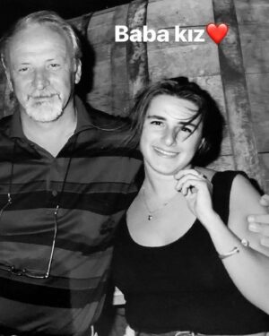 Esra Dermancıoğlu Instagram - Aile:) İyi bayramlar🤍