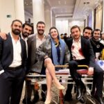 Esra Dermancıoğlu Instagram - Güldüğümüze bakmayın önemli işler peşindeyiz... @hudutsuzsevdadizi @a.muratoztrk @bahadirozdener @sumelisuzan