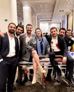 Esra Dermancıoğlu Instagram - Güldüğümüze bakmayın önemli işler peşindeyiz...
@hudutsuzsevdadizi @a.muratoztrk @bahadirozdener @sumelisuzan