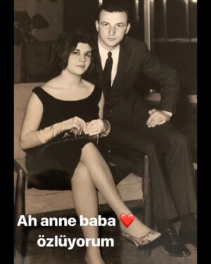 Esra Dermancıoğlu Instagram - Aile:) İyi bayramlar🤍