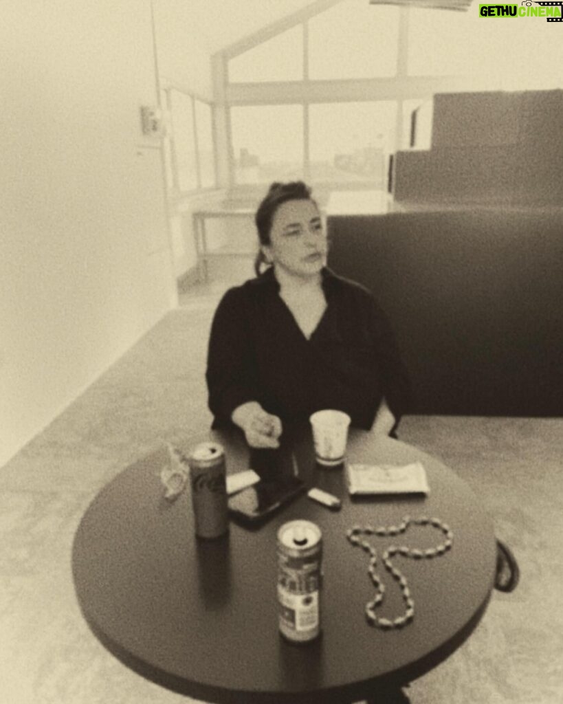 Esra Dermancıoğlu Instagram - MUSKAT Bir kadın, bir gece, bir cenaze. İstanbul-Paris arası zehirli bir zihin akışı. Dünyanın en mutlu günü. “Sessiz bir kopuş başlıyor içimden. Parça parça yere düşüyor artıklarım. Artık yapamayacaklarım.” Yazan ve yöneten: Aksel Bonfil Oynayan: Esra Dermancıoğlu Yapım: Kadar Yapımcı: Begüm Ertuğrul Proje Koordinatörü: Merve Akgül Işık Tasarım: Arek Nişanyan Koreograf: Tuğçe Tuna Müzik: Lara Di Lara Ses Tasarım: Oğuzhan Akalın Kostüm Tasarım: Özlem Kaya Afiş Tasarım: Berkcan Okar Oyun Asistanları: Çağla Erdoğan, Ecem Yılmaz