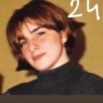 Esra Dermancıoğlu Instagram - Kaydırdıkça zaman geçiyor../ Estetik bazılarımız için olması gereken birşey ve tartişmaya bile açık bi konu değil AMA:) insanın geçmişe baktığında gerçek halini her ne olursa olsun o gerçek güzelliğinin değişimini görmesi bana çok değerli geliyor... özellikle genç nesile o güzellik anlayışını size empoze (Fransızca kökenli olduğu için doğrusu imposer!!) edildiği bu dünyaya kanmayın:) çok güzeliz... bunu size dayatanlar gidip popişlerine kaş göz çizsinler:) Farklı güzelliklerin kabul gördüğü zamanlara içiyorum:) 👊