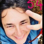 Esra Dermancıoğlu Instagram - Kaydırdıkça zaman geçiyor../ Estetik bazılarımız için olması gereken birşey ve tartişmaya bile açık bi konu değil AMA:) insanın geçmişe baktığında gerçek halini her ne olursa olsun o gerçek güzelliğinin değişimini görmesi bana çok değerli geliyor... özellikle genç nesile o güzellik anlayışını size empoze (Fransızca kökenli olduğu için doğrusu imposer!!) edildiği bu dünyaya kanmayın:) çok güzeliz... bunu size dayatanlar gidip popişlerine kaş göz çizsinler:) Farklı güzelliklerin kabul gördüğü zamanlara içiyorum:) 👊