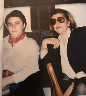 Esra Dermancıoğlu Instagram - Annem The Greek Tycoon Anthony Quinn gibi bende kırmızı başlıklı kız gibi:) Hey gidi days be...
