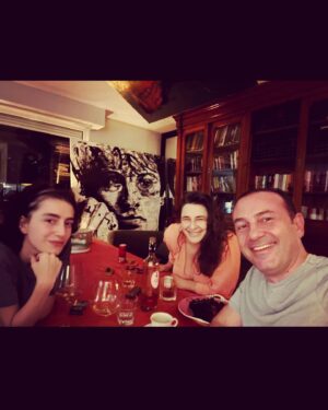 Esra Dermancıoğlu Instagram - Eski sevgilim, kocam'a sevdiği yemekleri yaptım:) İyi ki doğdun Memoşum ve tabii bezelyemiz Refoşumuz 🤍🤍🤍