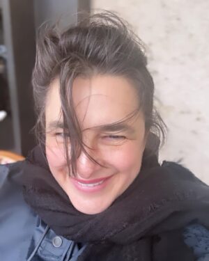 Esra Dermancıoğlu Instagram - Kimseye güvenmeyin.
Paranoia hep üst düzeyde olsun.
Karşınızdaki insan size her an her türlü dalaverayı yapacakmış gibi yaşayın yapmazsa bile bi sonraki durum için götü kollayın.
Hiç bir övgüye inanmayın.
Kimseye işiniz anlatmayın.Sanki hep işsizmiş gibi yapın.
Hep aptal gibi yaşayın, aptal davranın kimseye olan zekanızı açık etmeyin.
Mümkünse hiç konuşmayın hayatınızı evet, hayır, olabilir, belki gibi kısa kelimelerle geçirin.
esra:)