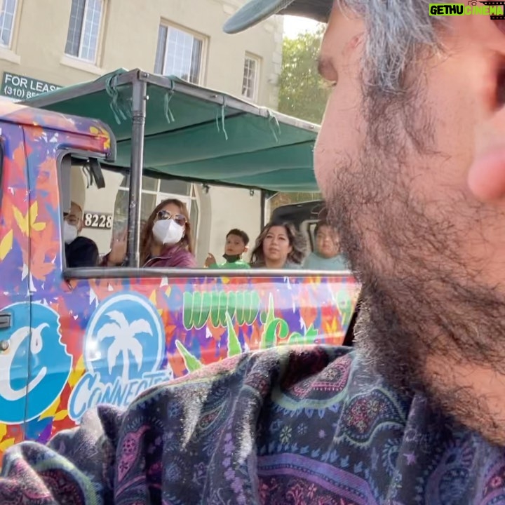 Ethan Klein Instagram - Saw a hollywood tour bus and wanted to make their day meeting a real LA celebrity