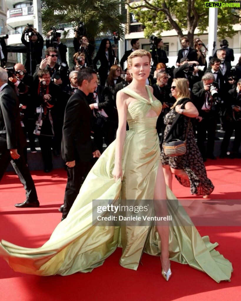 Eugenia Kuzmina Instagram - @festivaldecannes @kevincostner #horizon 💚🦋🎞️ style @vetastyledme @vetaadrion dress @lethanhhoa_official shoes @camillagabrieli make up @fredmecenebeauty @fredmecene hair @eric.despierre @jamilaouzahir @anne.pourbaix 💚🦋