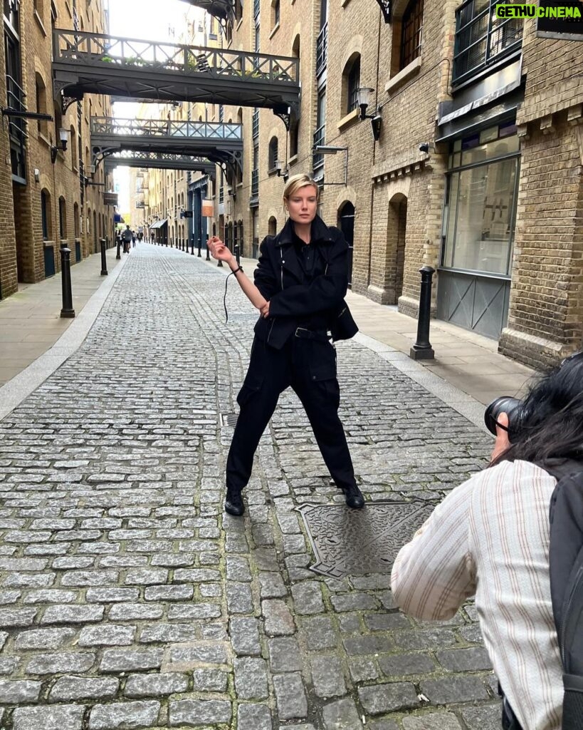 Eugenia Kuzmina Instagram - #streetkids #photoshoot #london🇬🇧 for @alanscottcashmere 💜 by @darkravenau @blackandpaper 🔥🎞️ #behindthescenes … in a way so glad we did without make up and hair just raw … thanks @royalacademyofdramaticart for the truth , On the street there is no tomorrow. There is only here and now and nothing else. And yesterday is just another day