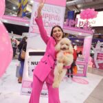 Eugenia Lemos Instagram - Nos vinimos con Leonchi a @expomascotasyanimales a disfrutar a una tremenda experiencia junto a @nup.pets y su nueva línea CARE ✨💕 Preparamos y personalizamos nuestro spray hidratante y regenerador para piel y pelaje en base a postbioticos ✨💕 Disfruta de esta experiencia hasta este domingo 26 de Mayo .- MEJOR COMENTARIO se gana 1 ENTRADA DOBLE para disfrutar de #expomascotasyanimales junto a @nup.pets 🙋‍♀️