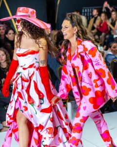 Eugenia Lemos Instagram - ¡El debut de @eugenialemosok como diseñadora! 😍🌈 En Andes Fashion Week Chile edición II tuvimos el placer de ser la pasarela donde se presentó “HEDÓNICA” 🤩 Una colección de 22 piezas, realizadas con la tecnología de sublimación, donde la diseñadora apostó por piezas audaces y nos mostró cuál es el ADN de su marca 🧬