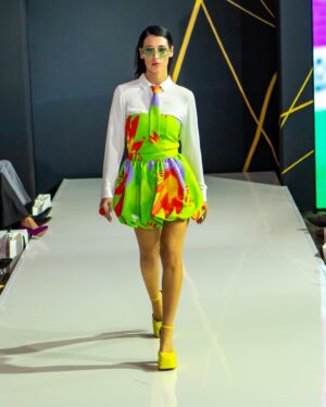 Eugenia Lemos Instagram - ¡El debut de @eugenialemosok como diseñadora! 😍🌈

En Andes Fashion Week Chile edición II tuvimos el placer de ser la pasarela donde se presentó “HEDÓNICA” 🤩

Una colección de 22 piezas, realizadas con la tecnología de sublimación, donde la diseñadora apostó por piezas audaces y nos mostró cuál es el ADN de su marca 🧬