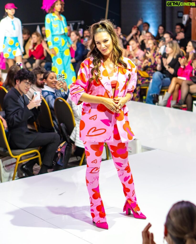 Eugenia Lemos Instagram - ¡El debut de @eugenialemosok como diseñadora! 😍🌈 En Andes Fashion Week Chile edición II tuvimos el placer de ser la pasarela donde se presentó “HEDÓNICA” 🤩 Una colección de 22 piezas, realizadas con la tecnología de sublimación, donde la diseñadora apostó por piezas audaces y nos mostró cuál es el ADN de su marca 🧬