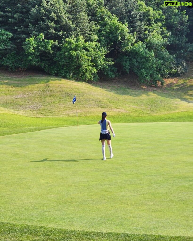 Eunseo Instagram - 아빠와 함께라면 무엇이든 다 할 수 있을 거 같은 자신감이 마구 생긴다🤸🏻🤍형부랑 아빠 어제 인생샷 많이 찍어주고..🦔 여러모로 잊지 못할 첫 필드🏌🏻‍♀️