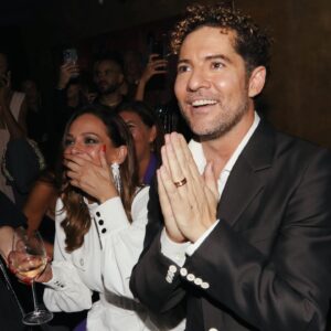 Eva González Instagram - Anoche tuve el honor de estar con mi querido @davidbisbal en la fiesta de presentación de su nuevo disco #mesientovivo. Gracias amigo, por compartir tanto y ser tan generoso siempre! 
Tenéis que ver el nuevo videoclip, es una pasada y viene con sorpresa de la mano de mi bella @rosannazanetti 
Os quiero familia!♥️

Estilismo: @inma_fdstylist @apparentiaofficial 
Muah: @soniamarina8
📷: @pepinomarino