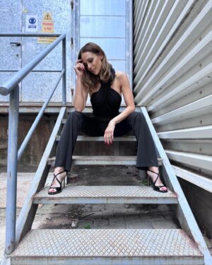 Eva González Instagram - Listos para un respiro a mitad de semana? 
Yo lo estoy con mi mono de @vanseray_ . No me digáis que no es precioso???🖤
En las historias os dejo el enlace a la web 😜