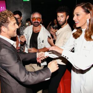 Eva González Instagram - Anoche tuve el honor de estar con mi querido @davidbisbal en la fiesta de presentación de su nuevo disco #mesientovivo. Gracias amigo, por compartir tanto y ser tan generoso siempre! 
Tenéis que ver el nuevo videoclip, es una pasada y viene con sorpresa de la mano de mi bella @rosannazanetti 
Os quiero familia!♥️

Estilismo: @inma_fdstylist @apparentiaofficial 
Muah: @soniamarina8
📷: @pepinomarino